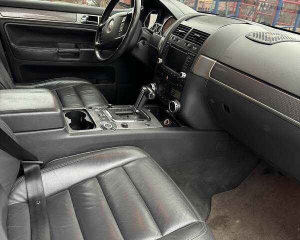 Чорний Фольксваген Туарег, об'ємом двигуна 4.92 л та пробігом 340 тис. км за 6500 $, фото 11 на Automoto.ua