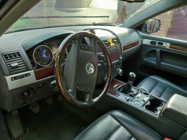 Черный Фольксваген Туарег, объемом двигателя 2.5 л и пробегом 332 тыс. км за 9500 $, фото 7 на Automoto.ua