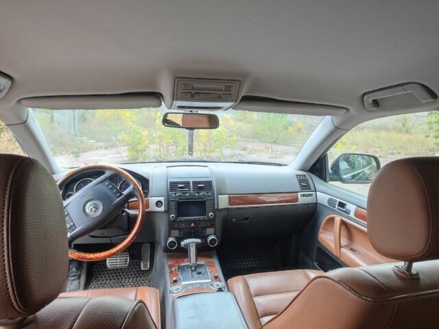 Черный Фольксваген Туарег, объемом двигателя 5 л и пробегом 207 тыс. км за 5500 $, фото 6 на Automoto.ua