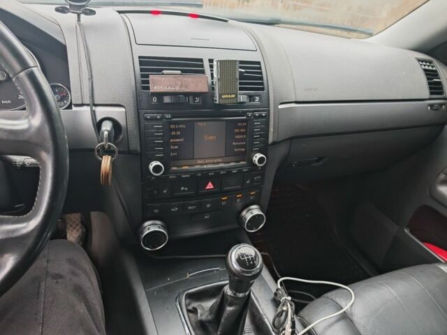 Черный Фольксваген Туарег, объемом двигателя 3 л и пробегом 400 тыс. км за 7200 $, фото 7 на Automoto.ua