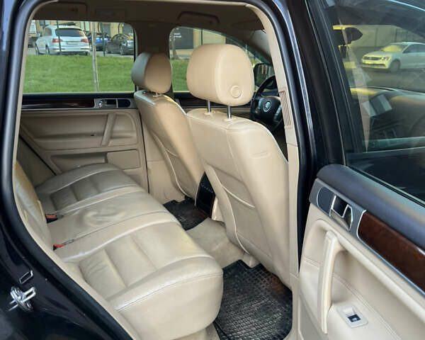 Черный Фольксваген Туарег, объемом двигателя 2.46 л и пробегом 258 тыс. км за 9500 $, фото 7 на Automoto.ua