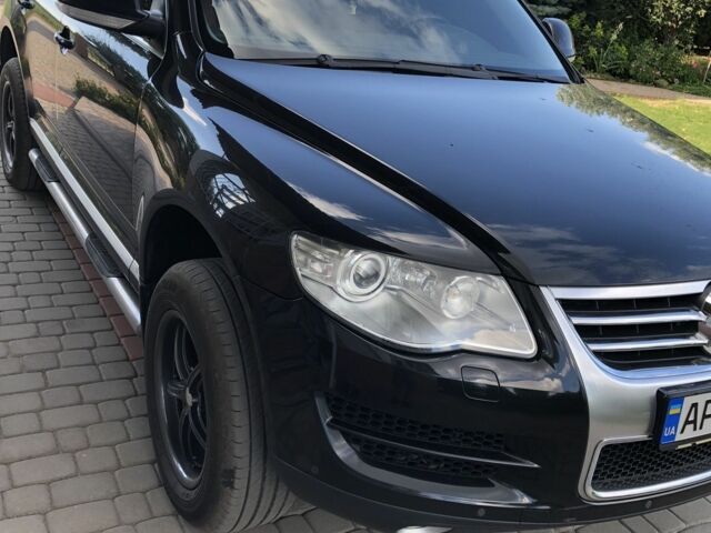 Черный Фольксваген Туарег, объемом двигателя 2.5 л и пробегом 370 тыс. км за 8000 $, фото 2 на Automoto.ua