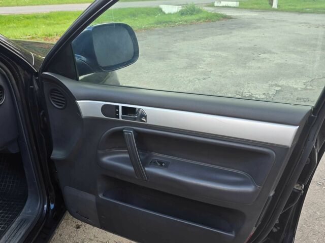 Черный Фольксваген Туарег, объемом двигателя 2.5 л и пробегом 352 тыс. км за 7500 $, фото 13 на Automoto.ua