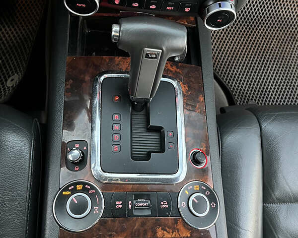 Черный Фольксваген Туарег, объемом двигателя 3 л и пробегом 230 тыс. км за 10200 $, фото 27 на Automoto.ua