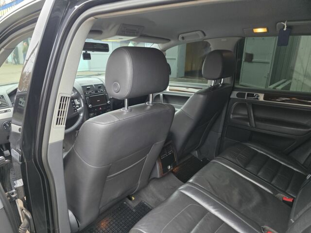 Чорний Фольксваген Туарег, об'ємом двигуна 3 л та пробігом 217 тис. км за 9000 $, фото 12 на Automoto.ua