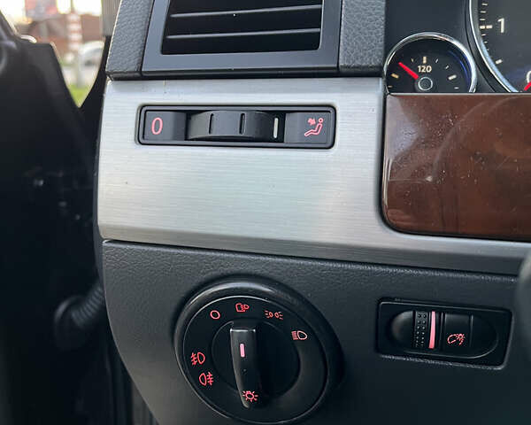 Черный Фольксваген Туарег, объемом двигателя 3 л и пробегом 230 тыс. км за 10200 $, фото 28 на Automoto.ua