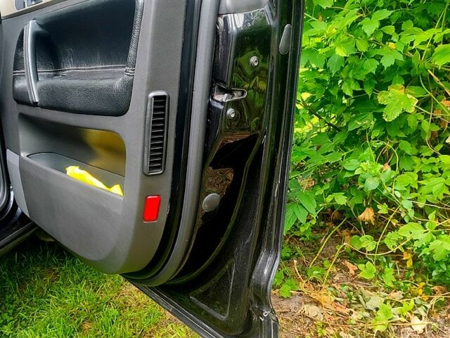 Чорний Фольксваген Туарег, об'ємом двигуна 3 л та пробігом 345 тис. км за 10500 $, фото 10 на Automoto.ua