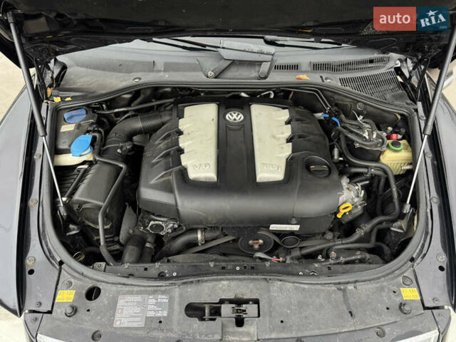 Черный Фольксваген Туарег, объемом двигателя 3 л и пробегом 333 тыс. км за 9950 $, фото 32 на Automoto.ua
