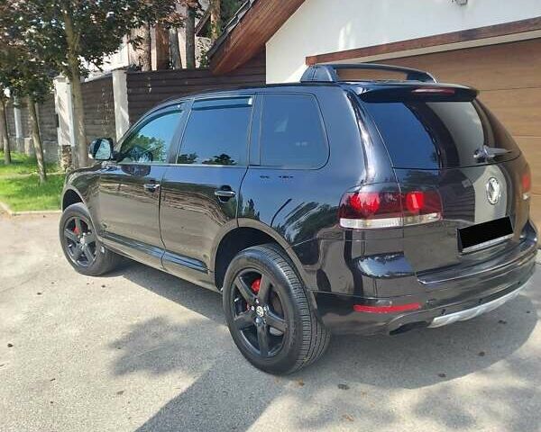 Черный Фольксваген Туарег, объемом двигателя 2.97 л и пробегом 350 тыс. км за 14000 $, фото 2 на Automoto.ua