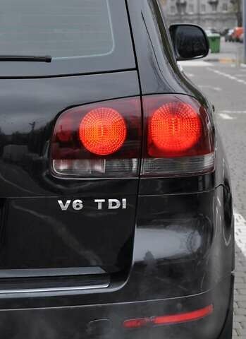 Черный Фольксваген Туарег, объемом двигателя 3 л и пробегом 335 тыс. км за 9803 $, фото 5 на Automoto.ua