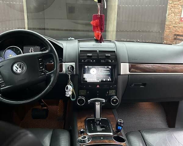 Чорний Фольксваген Туарег, об'ємом двигуна 2.46 л та пробігом 174 тис. км за 11000 $, фото 3 на Automoto.ua