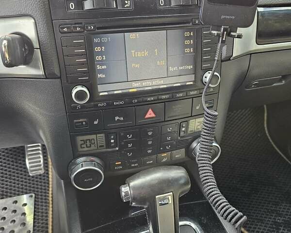 Черный Фольксваген Туарег, объемом двигателя 4.2 л и пробегом 356 тыс. км за 11000 $, фото 11 на Automoto.ua