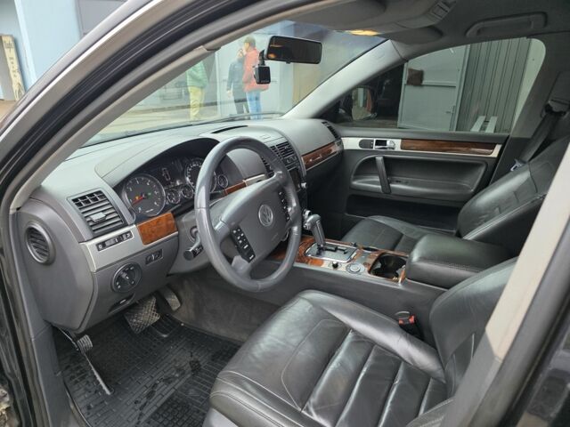 Чорний Фольксваген Туарег, об'ємом двигуна 3 л та пробігом 217 тис. км за 9000 $, фото 14 на Automoto.ua