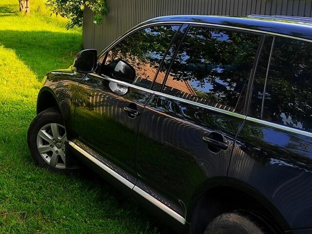 Чорний Фольксваген Туарег, об'ємом двигуна 3 л та пробігом 345 тис. км за 10500 $, фото 2 на Automoto.ua