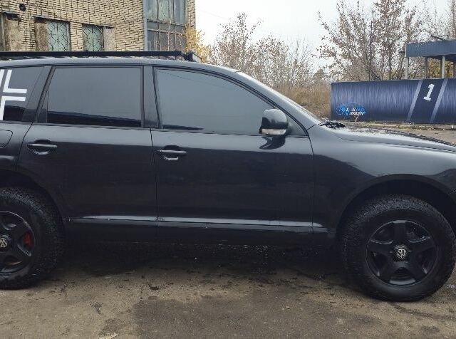 Чорний Фольксваген Туарег, об'ємом двигуна 3 л та пробігом 347 тис. км за 6200 $, фото 2 на Automoto.ua