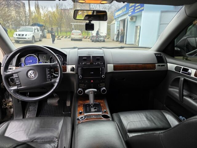 Чорний Фольксваген Туарег, об'ємом двигуна 3 л та пробігом 217 тис. км за 9000 $, фото 13 на Automoto.ua