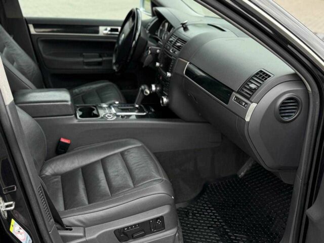 Чорний Фольксваген Туарег, об'ємом двигуна 3 л та пробігом 387 тис. км за 7300 $, фото 3 на Automoto.ua