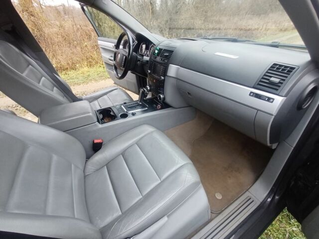 Чорний Фольксваген Туарег, об'ємом двигуна 3 л та пробігом 349 тис. км за 6500 $, фото 5 на Automoto.ua