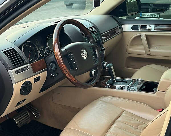 Черный Фольксваген Туарег, объемом двигателя 4.92 л и пробегом 340 тыс. км за 11000 $, фото 7 на Automoto.ua