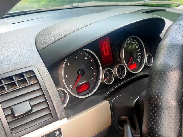 Чорний Фольксваген Туарег, об'ємом двигуна 3 л та пробігом 345 тис. км за 10500 $, фото 5 на Automoto.ua