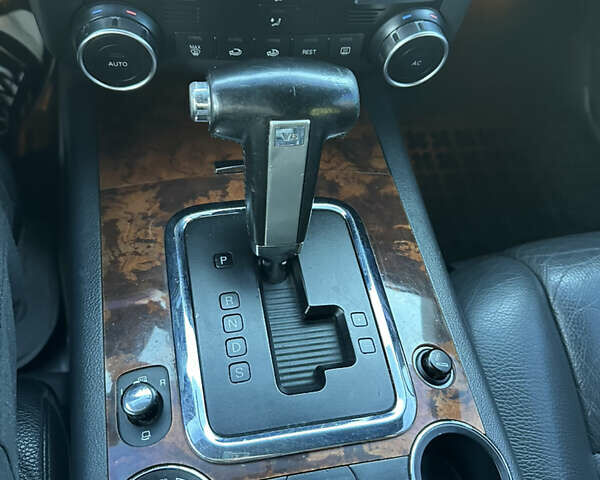 Чорний Фольксваген Туарег, об'ємом двигуна 3 л та пробігом 380 тис. км за 10500 $, фото 9 на Automoto.ua