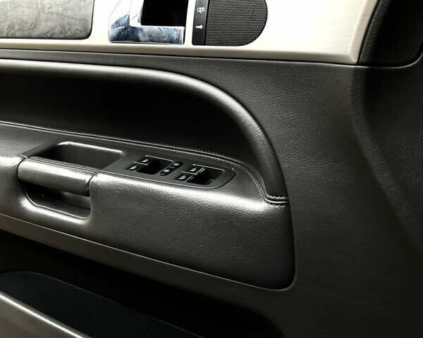 Черный Фольксваген Туарег, объемом двигателя 2.46 л и пробегом 244 тыс. км за 9600 $, фото 6 на Automoto.ua