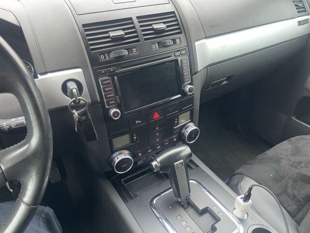 Черный Фольксваген Туарег, объемом двигателя 3 л и пробегом 373 тыс. км за 5400 $, фото 6 на Automoto.ua