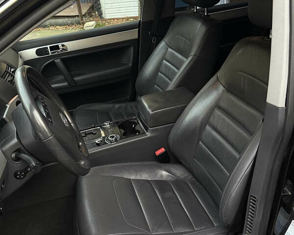 Черный Фольксваген Туарег, объемом двигателя 3 л и пробегом 351 тыс. км за 13500 $, фото 23 на Automoto.ua