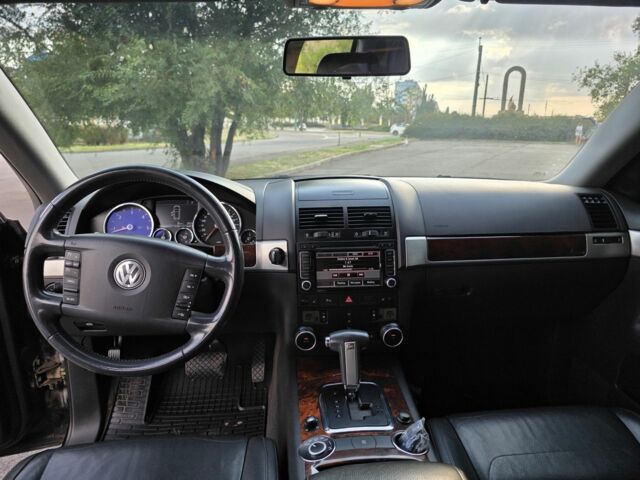 Чорний Фольксваген Туарег, об'ємом двигуна 3 л та пробігом 217 тис. км за 9000 $, фото 6 на Automoto.ua