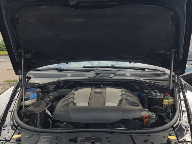 Чорний Фольксваген Туарег, об'ємом двигуна 3 л та пробігом 205 тис. км за 12000 $, фото 17 на Automoto.ua