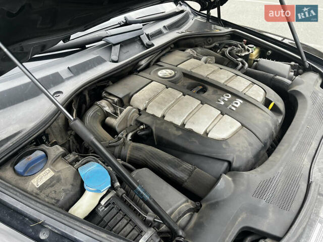 Черный Фольксваген Туарег, объемом двигателя 4.9 л и пробегом 252 тыс. км за 13800 $, фото 54 на Automoto.ua