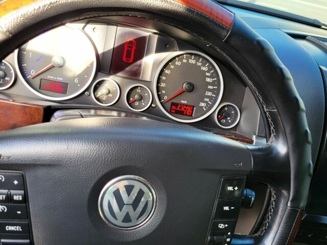 Черный Фольксваген Туарег, объемом двигателя 3 л и пробегом 270 тыс. км за 9500 $, фото 4 на Automoto.ua