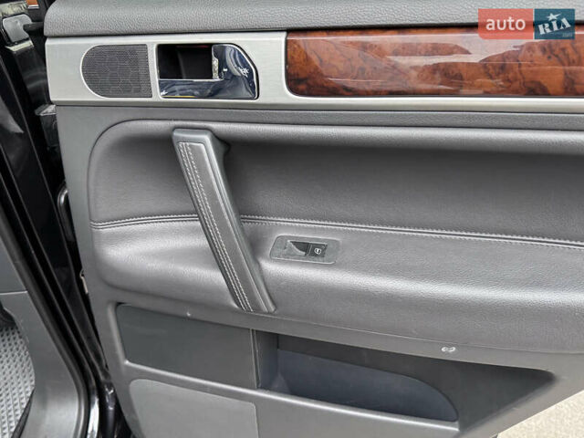 Черный Фольксваген Туарег, объемом двигателя 2.97 л и пробегом 294 тыс. км за 10508 $, фото 17 на Automoto.ua