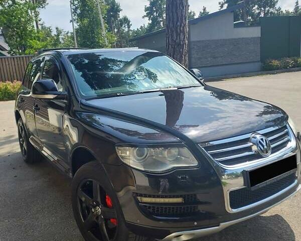 Черный Фольксваген Туарег, объемом двигателя 2.97 л и пробегом 350 тыс. км за 14000 $, фото 1 на Automoto.ua