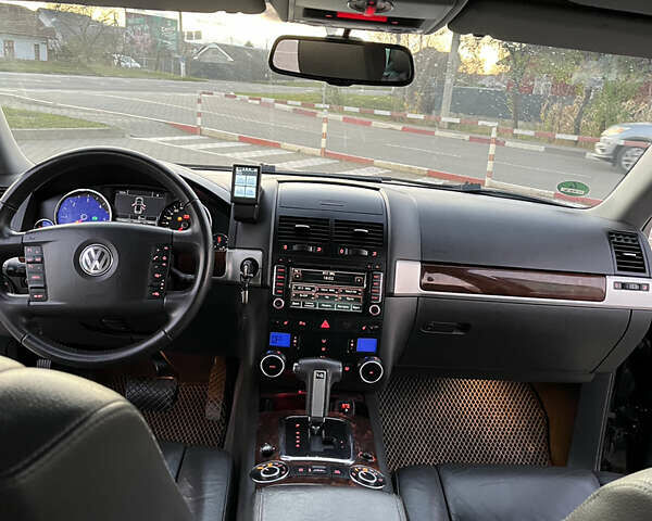 Черный Фольксваген Туарег, объемом двигателя 3 л и пробегом 230 тыс. км за 10200 $, фото 49 на Automoto.ua