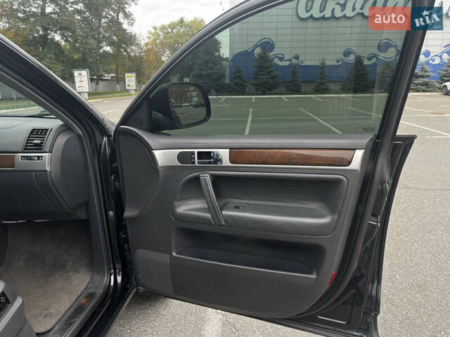 Черный Фольксваген Туарег, объемом двигателя 4.9 л и пробегом 252 тыс. км за 13800 $, фото 14 на Automoto.ua