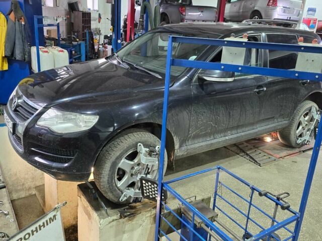 Черный Фольксваген Туарег, объемом двигателя 2.5 л и пробегом 352 тыс. км за 7500 $, фото 11 на Automoto.ua