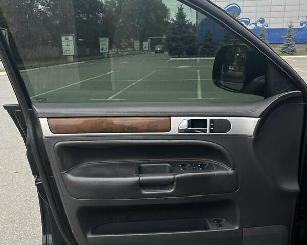 Черный Фольксваген Туарег, объемом двигателя 4.9 л и пробегом 252 тыс. км за 13800 $, фото 33 на Automoto.ua