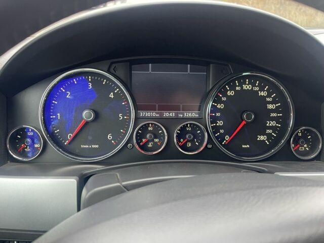 Черный Фольксваген Туарег, объемом двигателя 3 л и пробегом 373 тыс. км за 5400 $, фото 2 на Automoto.ua