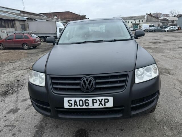 Черный Фольксваген Туарег, объемом двигателя 3 л и пробегом 277 тыс. км за 4300 $, фото 2 на Automoto.ua