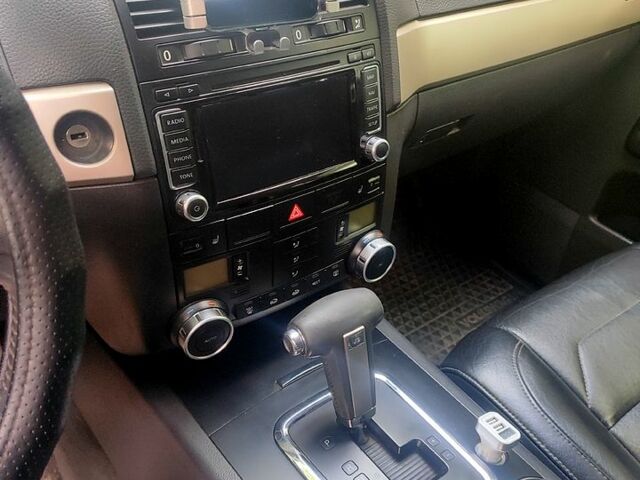 Чорний Фольксваген Туарег, об'ємом двигуна 3 л та пробігом 345 тис. км за 10500 $, фото 4 на Automoto.ua