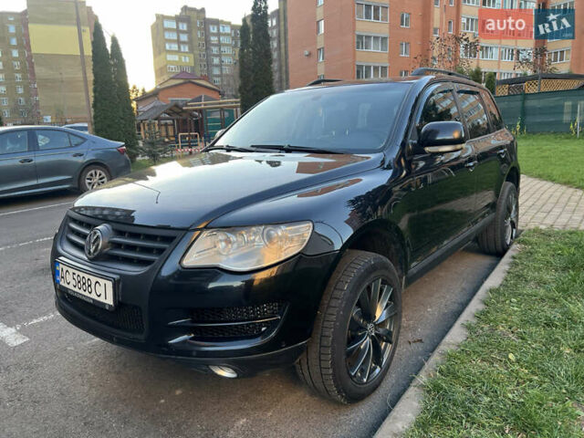 Черный Фольксваген Туарег, объемом двигателя 2.46 л и пробегом 258 тыс. км за 9500 $, фото 1 на Automoto.ua