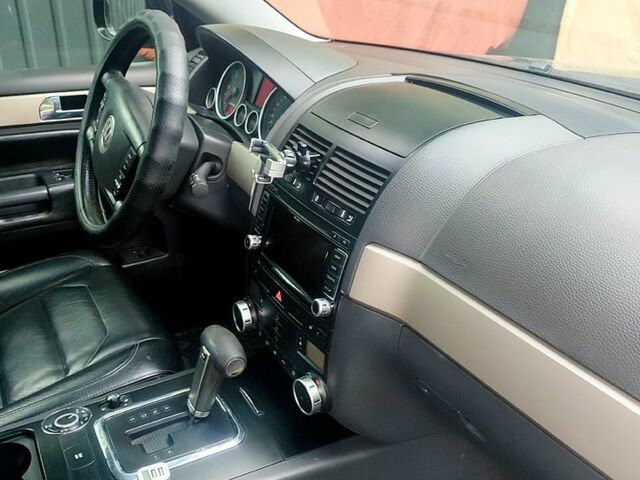 Чорний Фольксваген Туарег, об'ємом двигуна 3 л та пробігом 345 тис. км за 10500 $, фото 9 на Automoto.ua