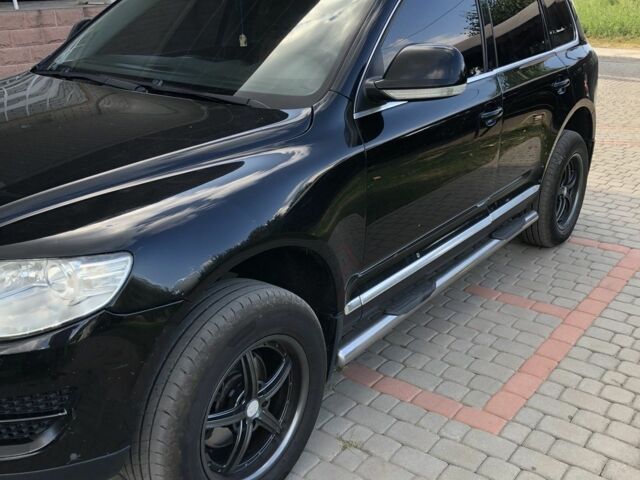 Черный Фольксваген Туарег, объемом двигателя 2.5 л и пробегом 370 тыс. км за 8000 $, фото 1 на Automoto.ua