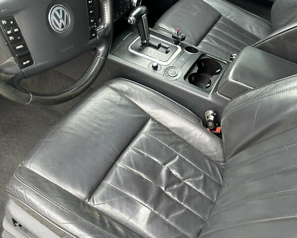 Черный Фольксваген Туарег, объемом двигателя 3 л и пробегом 320 тыс. км за 6300 $, фото 5 на Automoto.ua