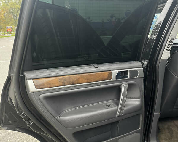 Черный Фольксваген Туарег, объемом двигателя 4.9 л и пробегом 252 тыс. км за 13800 $, фото 26 на Automoto.ua