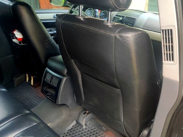 Чорний Фольксваген Туарег, об'ємом двигуна 3 л та пробігом 345 тис. км за 10500 $, фото 7 на Automoto.ua