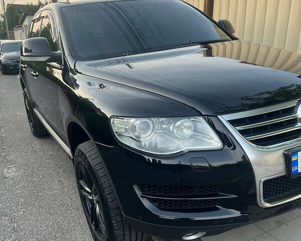 Черный Фольксваген Туарег, объемом двигателя 2.46 л и пробегом 244 тыс. км за 9600 $, фото 1 на Automoto.ua