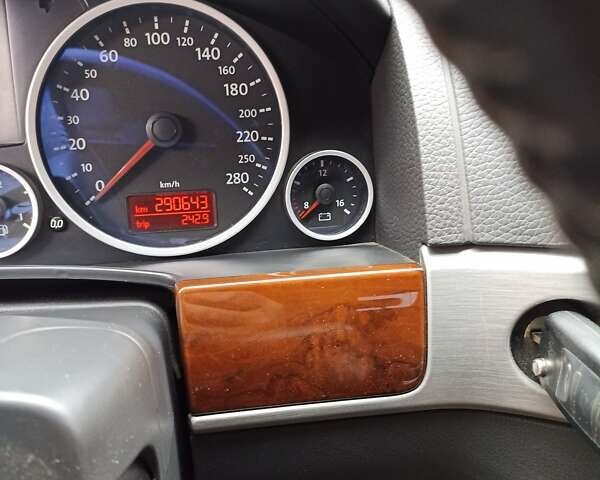 Чорний Фольксваген Туарег, об'ємом двигуна 3 л та пробігом 290 тис. км за 13000 $, фото 2 на Automoto.ua