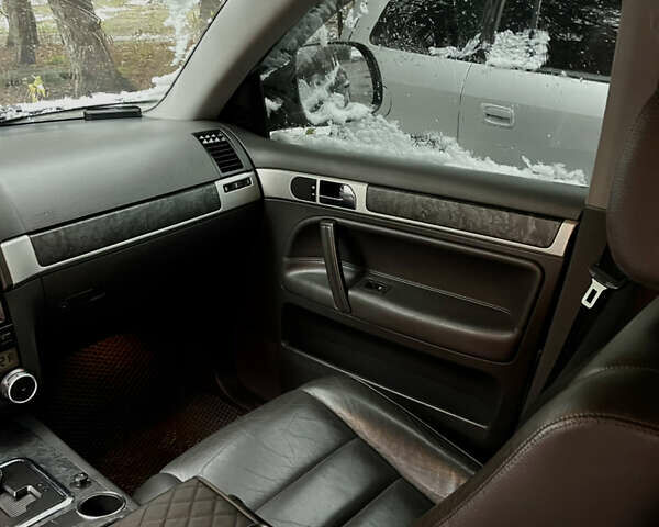 Черный Фольксваген Туарег, объемом двигателя 2.46 л и пробегом 244 тыс. км за 9600 $, фото 4 на Automoto.ua